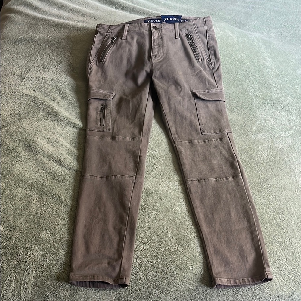 Vigoss skinny, ankle-length pants in olive/khaki. Great details! New w/ tags